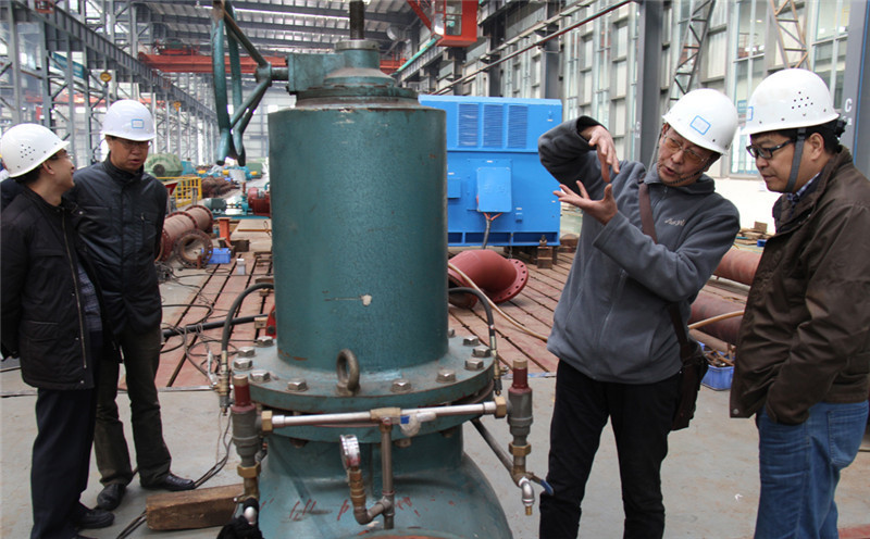 宋總在試驗(yàn)臺上向瑪爾擋電站業(yè)主郭勛力講解減壓閥的原理